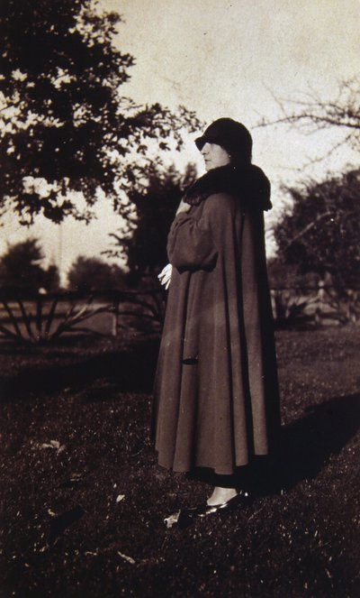 Vintage fotografie Francouzky v klobouku a kabátu, cca 1920 (černobílá fotografie) od Unknown photographer