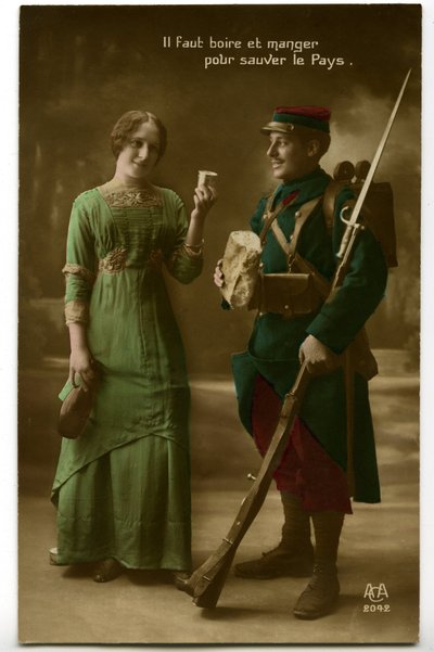 Válka 1914 - 1918 (14-18): dobová pohlednice zachycující francouzského vojáka v uniformě s modrým horizontem (modrý horizont), který přijímá chléb a víno, jež mu přináší mladá žena: pijte a jezte, abyste zachránili zemi - jídlo - od Unknown photographer