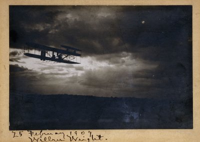 Wilbur Wright za letu, s autografem "Wilbur Wright" a datem "25. února 1909", asi 1909 (želatinový stříbrný tisk, na paspartě, inkoust) od Unknown photographer