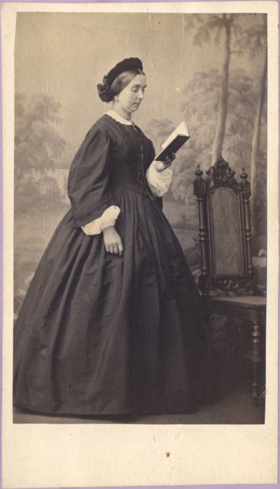 Žena s knihou, asi 1860 (fotografie) od Unknown photographer