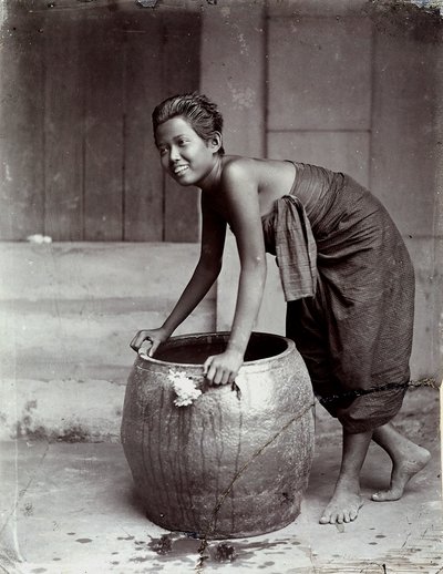 Mladá usměvavá Thajka, která tlačí velký kontejner od Unknown photographer