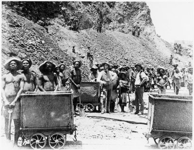 Zulští "chlapci" v diamantových dolech De Beers, asi 1885 (čb fotografie) od Unknown photographer