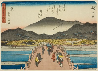 Kyoto: The Great Bridge at Sanjo (Kyo, Sanjo Ohashi zu), ze série "Padesát tři stanic Tokaida (Tokaido gojusan tsugi)", také známé jako Tokaido s básní (Kyoka iri Tokaido) od Utagawa Hiroshige