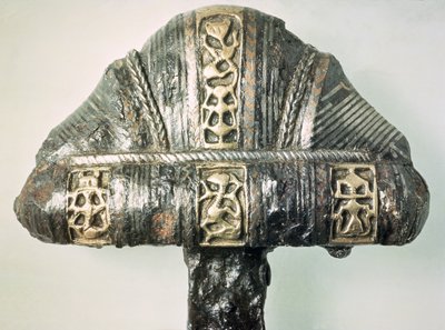 Detail jílce meče s raženou výzdobou (mosaz a železo) od Viking