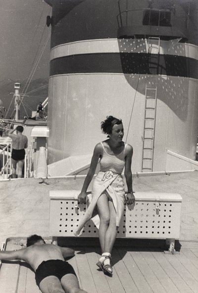 Pár na palubě výletní lodi "Oceania", z alba "At the Edge of Oceania 28th July to 10th August 1935". od Vincenzo Balocchi
