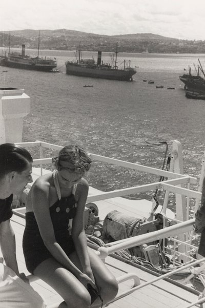 Pár na palubě výletní lodi "Oceania", z alba "At the Edge of Oceania 28th July to 10th August 1935". od Vincenzo Balocchi