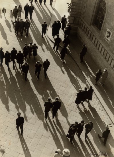 Letecký pohled na přeplněnou ulici, cca 1938 (čb fotografie) od Vincenzo Balocchi