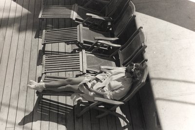 Cestující na palubě výletní lodi "Oceania", z alba "At the Edge of Oceania 28th July to 10th August 1935". od Vincenzo Balocchi