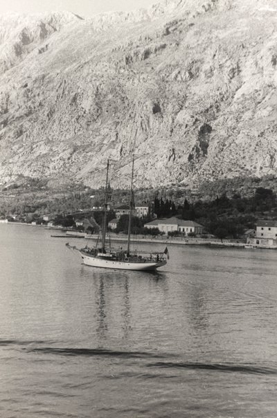 Plachetnice vévody z Aosty u pobřeží Kotoru, Chorvatsko, z alba "Korfu, Atény a Kotorský záliv od Vincenzo Balocchi