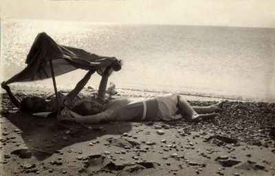Dvě ženy ležící na břehu moře ve stínu ručníku. Pohlednice zaslaná fotografem Vincenzovi Balocchimu. od Vincenzo Balocchi