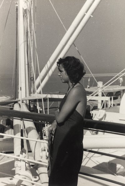 Žena na palubě výletní lodi "Oceania", z alba "At the Edge of Oceania 28th July to 10th August 1935". od Vincenzo Balocchi