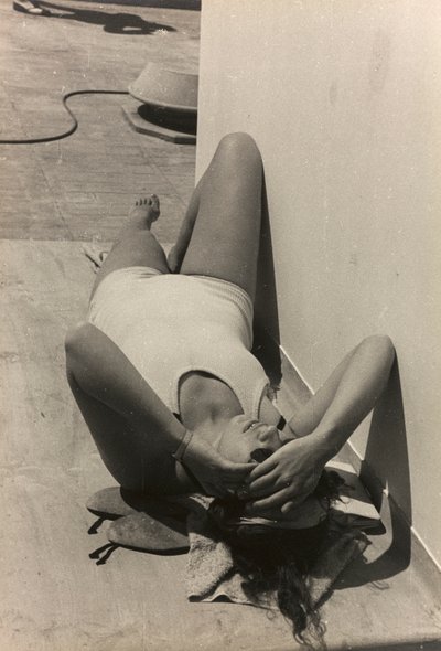 Žena na palubě výletní lodi "Oceania", z alba "At the Edge of Oceania 28th July to 10th August 1935". od Vincenzo Balocchi