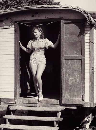 Mladá žena na cirkusovém voze, asi 1960 (čb fotografie) od Vincenzo Balocchi