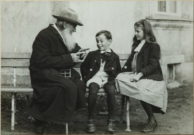 Lev Tolstoj s vnoučaty Leem a Sofií, 1909 od Vladimir Grigorievich Chertkov