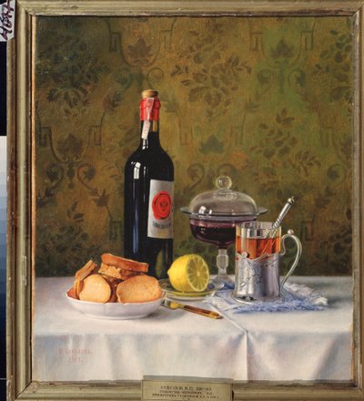 sklenici čaje. Stálý život. (Na bílém ubrusu, suchary, půlka citronu, nádoba na marmeládu a láhev vína). Obraz Vladimíra Pavloviče Sokolova (1860-1913), olej na plátně od Vladimir Pavlovich Sokolov