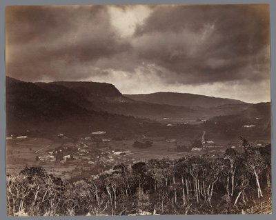 Pohled na Nuwara Eliya, jak je vidět z Oliphant Estate, Ceylon od W.L.H. Skeen and Co.