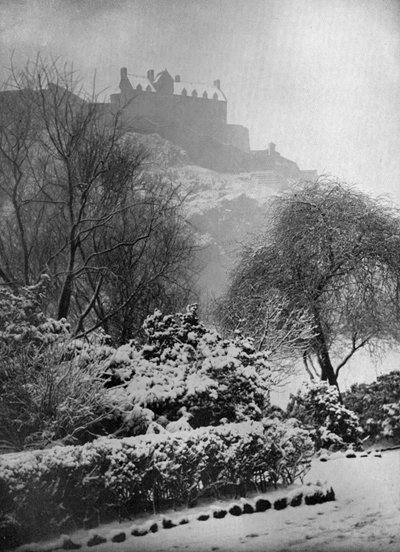 Edinburghský hrad ve sněhu, z Princes Street Gardens, Skotsko, 1924-1926. od W. Reid