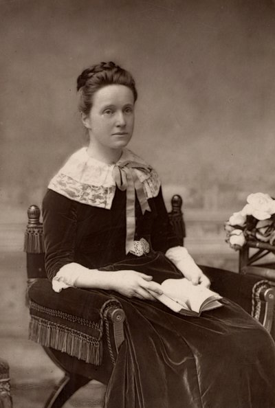 ""Millicent Fawcett (nar. Garrett - 1947-1929) anglická feministka, 50 let vůdkyně hnutí za volební právo žen. Sestra průkopnické lékařky Elizabeth Garrett Anderson; manželka Henryho Fawcetta, slepého radikálního politika (woodburytype od W. and D. (after) Downey