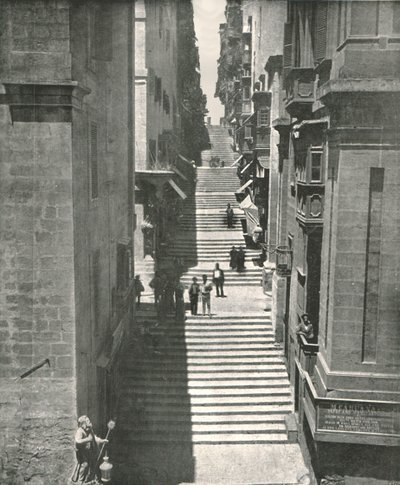 Strmá ulice ve Vallettě, Malta, 1895. od W and S Ltd