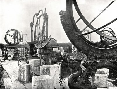 Některé nástroje na vrcholu observatoře, Pekin, Čína, 1895. od W and S Ltd