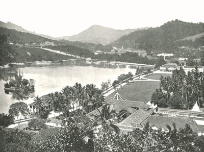 Pohled z Lady Hortons Walk, Kandy, Ceylon, 1895. od W and S Ltd