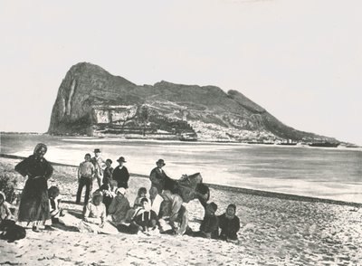 Pohled na skálu z moře, Gibraltar, 1895. od W and S Ltd