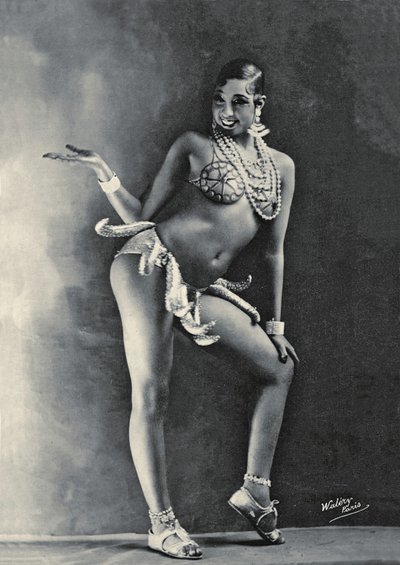 Josephine Baker ve svém slavném banánovém kostýmu kolem roku 1927 (černobílá fotografie) od Walery