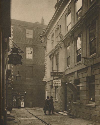 V Devereux Court, plném asociací 18. století, c1935. od Walter Benington