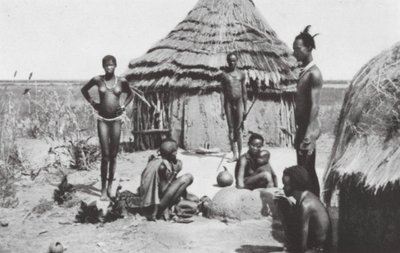 Černošská idyla v Abwongu (čb fotografie) od Walter Mittelholzer