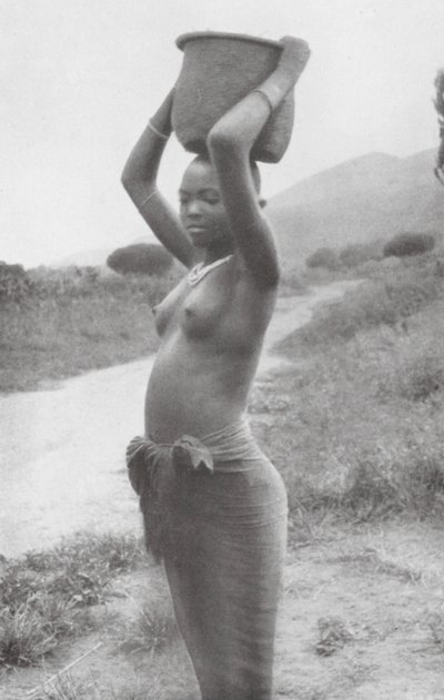 Nosič vody ze severu východní Afriky (čb fotografie) od Walter Mittelholzer