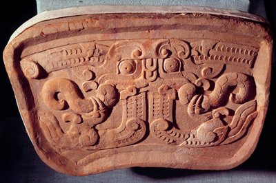 Originální model masky Taotie v terakotě. Taotie je jedním z 9 draků čínské mytologie. Realizováno v éře stíhacích království (475-221 př.nl), Čína od Warring States period Chinese School