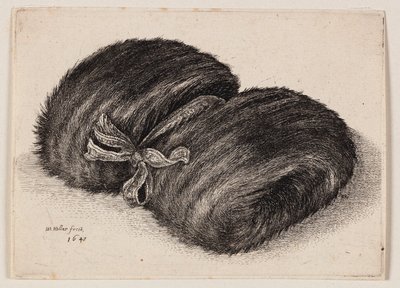 Tmavá kožešinová manžeta s mašlí od Wenceslaus Hollar
