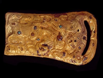 Čínské umění: zlatá opasková přezka vykládaná drahými kameny. Západní dynastie Han (206 př. n. l. – 25 n. l.). Paříž, muzeum Cernuschi od Western Han Dynasty Chinese School