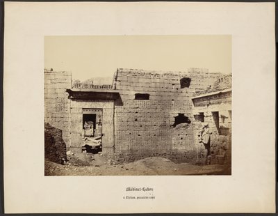 Medinet-Habou, a Théby, premiéra cour od Wilhelm Hammerschmidt