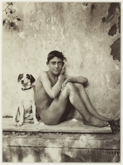 Chlapec a jeho pes, Taormina, Itálie, kolem roku 1900 (tisk alba) od Baron Wilhelm von Gloeden