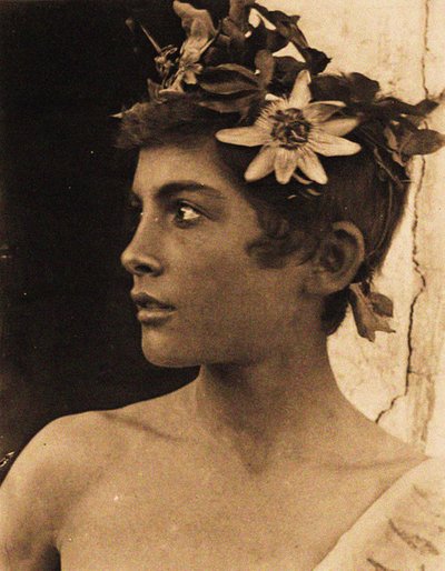 Studie sicilského chlapce s mučenkami ve vlasech, Sicílie, kolem roku 1899 (foto) od Baron Wilhelm von Gloeden