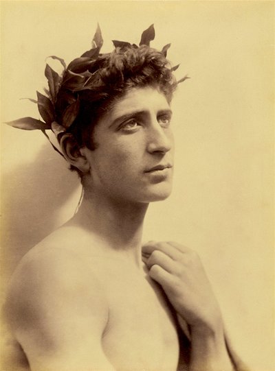 Studie chlapce s věncem, Sicílie, C.1898 (sépiová fotografie) od Baron Wilhelm von Gloeden