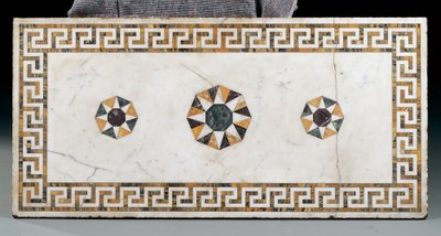 Jeden z dvojice bočních stolků George II (mramor, verde antico, lapis lazuli a hadí) od William (manner of) Kent