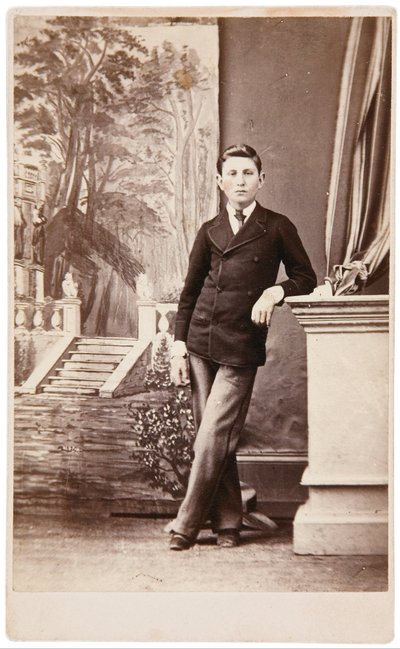 Studiový portrét mladého muže před malovaným pozadím schodiště a zahrady od William Bentley