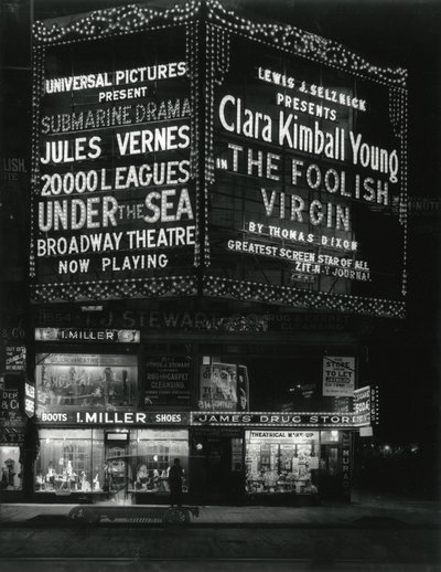 1554 Broadway na 46. ulici, I. Miller Shoes; James Drug Store a nad ním rozsvícené velké filmové stánky. od William Davis Hassler