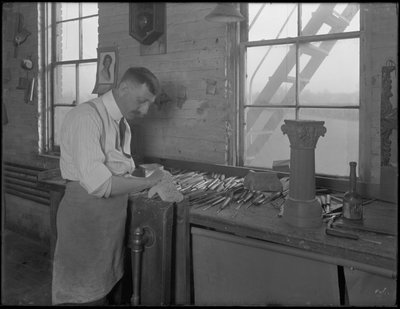 Carver pracuje na ozdobách rakve, Oneida, New York, 3. dubna 1916 od William Davis Hassler