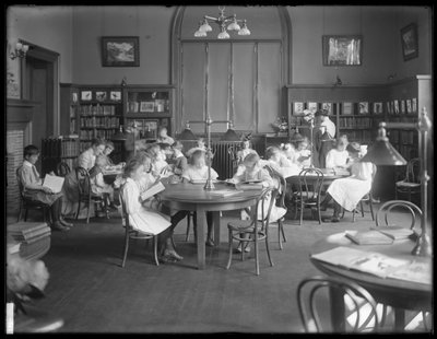 Děti čtoucí v čítárně neidentifikované pobočky veřejné knihovny Queens Borough, kolem roku 1910 od William Davis Hassler