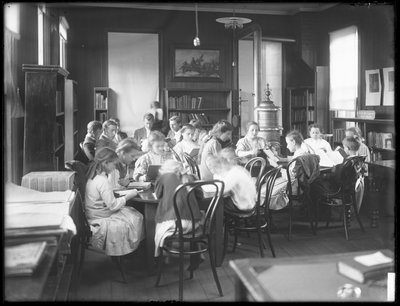 Děti čtoucí v čítárně neidentifikované pobočky veřejné knihovny Queens Borough, kolem roku 1910 od William Davis Hassler