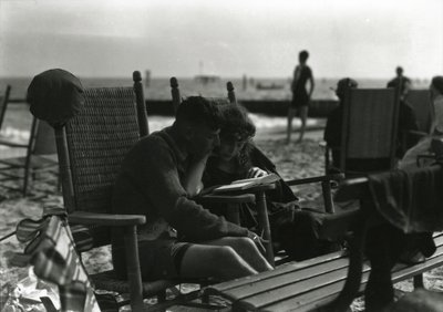 Pár čtení na pláži, Coney Island, c.1910-21 od William Davis Hassler