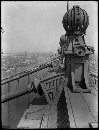 Detail zakončení na vrcholu Manhattanského mostu, 25. srpna 1914 čb fotografie od William Davis Hassler