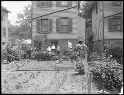 Rodina pózuje vedle své zeleninové zahrady, Inwood, New York, kolem roku 1910 od William Davis Hassler