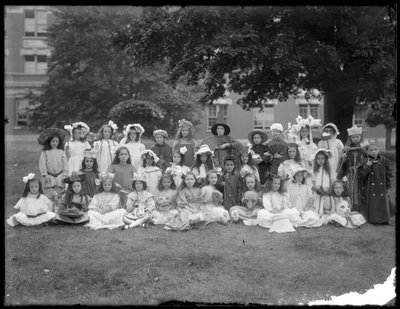 Skupinový portrét dětí z římskokatolického sirotčího azylu, Kingsbridge, Bronx, v maškarních šatech na párty matky Husy, kolem roku 1910 od William Davis Hassler