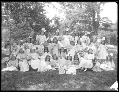 Skupinový portrét neidentifikovaných malých dívek, pravděpodobně římskokatolický sirotčí azyl, Kingsbridge, Bronx, kolem roku 1910 od William Davis Hassler