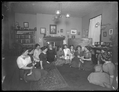 Harriet E. Hassler se skupinou mladých žen, 206 W. 13th Street, New York, kolem roku 1912 od William Davis Hassler