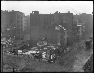 Pohled z vysokého úhlu na křižovatky ulic Downing Street, West Houston Street a Varick Street, New York, 18. února 1916 od William Davis Hassler